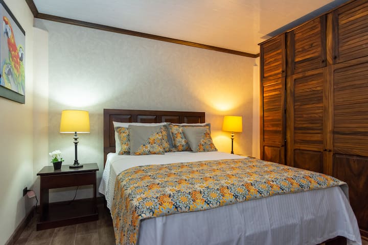 Dormitorio 2: cama tamaño queen y aire acondicionado.