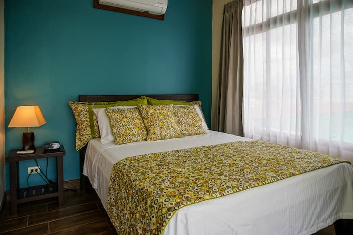 Dormitorio 4: cama completa, baño privado y unidad de aire acondicionado.