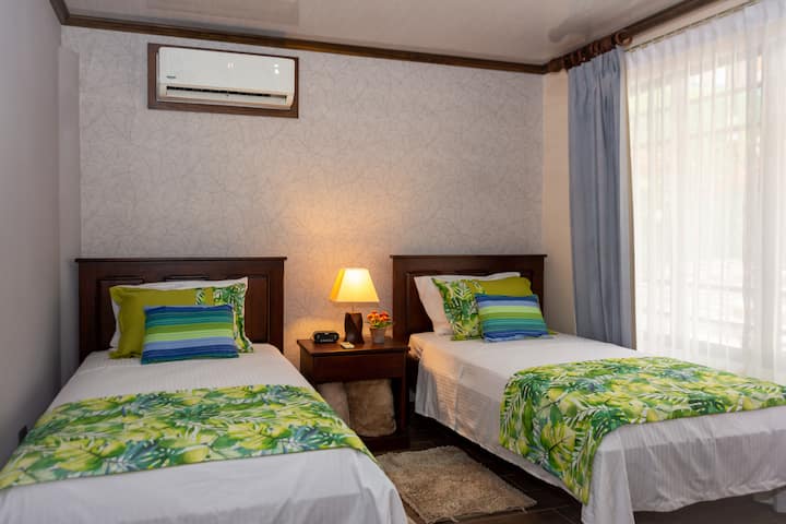 Habitación 3: 2 camas individuales y aire acondicionado.