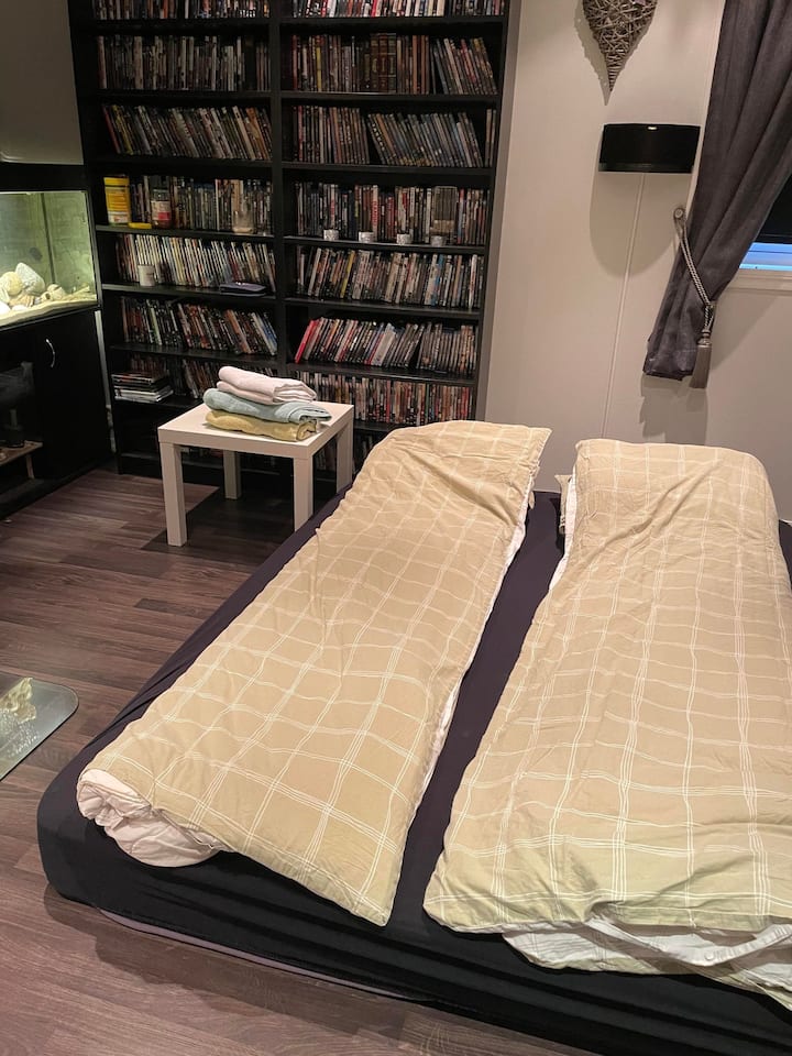 חדר שינה 4 עם מדריך שינה לשני אנשים בחדר הקולנוע. זמין רק כאשר אנחנו לא בבית. 