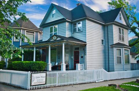 Tabor House All Season Vacation Rental/Sleeps 12