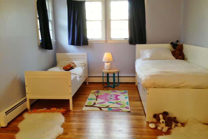 Chumba cha watoto cha ghorofani (Sasa kina mapacha wawili + trundle).