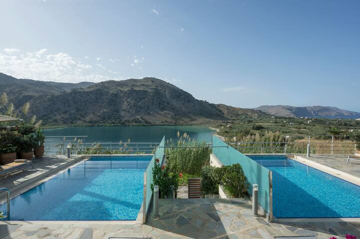 Villa with View to Lake & White Mountains