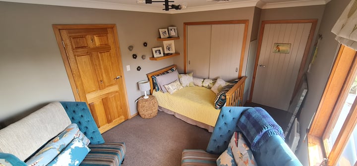 חדר שינה 6 (1 x יחיד) ו -2 כיסאות כיסאות כיסאות מכונים בגודל סופר!