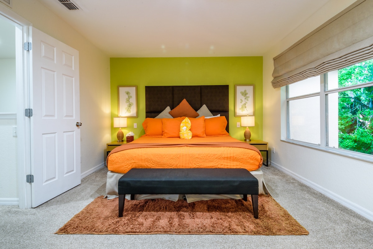 主卧，二楼设有2米宽双人床和套房卫生间。