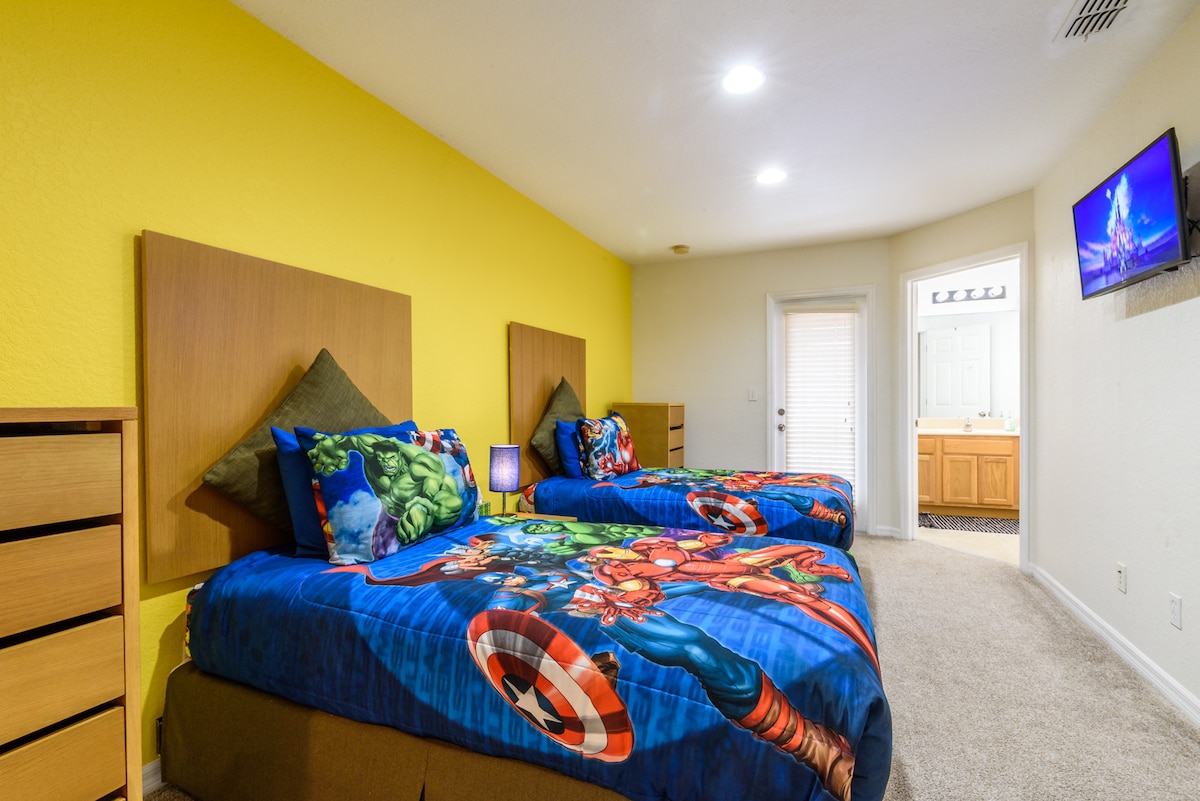 双人卧室，配有两张床和独立卫生间，位于二楼。