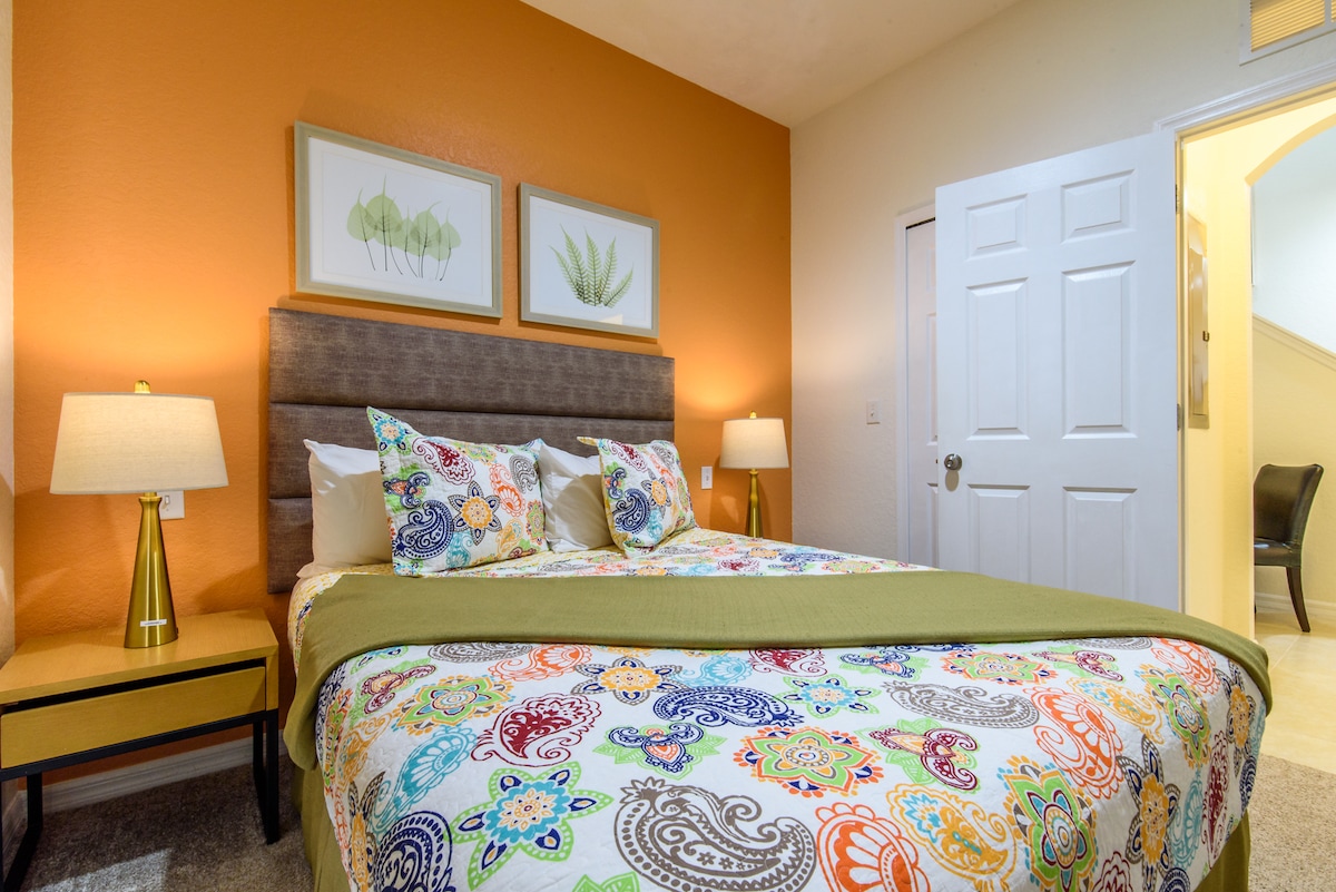 一楼有标准双人床卧室。