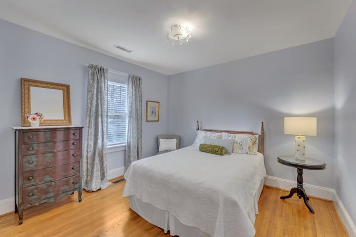 Cama queen, recién pintada, luz natural, armario doble, pisos de madera