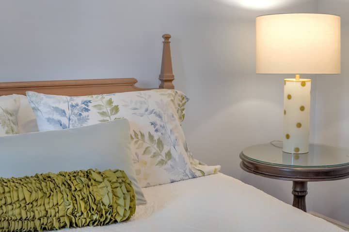 Sábanas exuberantes, edredones de plumas, colchón queen de calidad y hermosos muebles