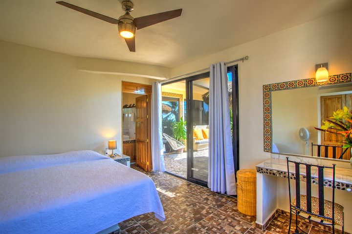 Camera padronale fuori dalla terrazza con bagno interno.