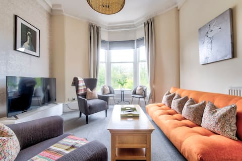 Top Airbnb: West End Bright and Airy 2 Bedroom Flat Sleeps 4 in Glasgow City