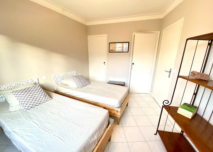 Chambre 2 - Bedroom 2