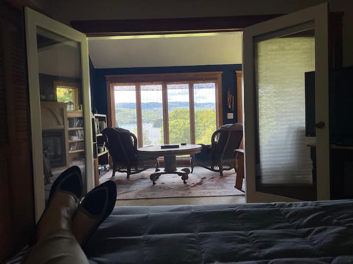 早上好，从主卧室到私人休息室到湖泊都能欣赏到美丽的景色。 