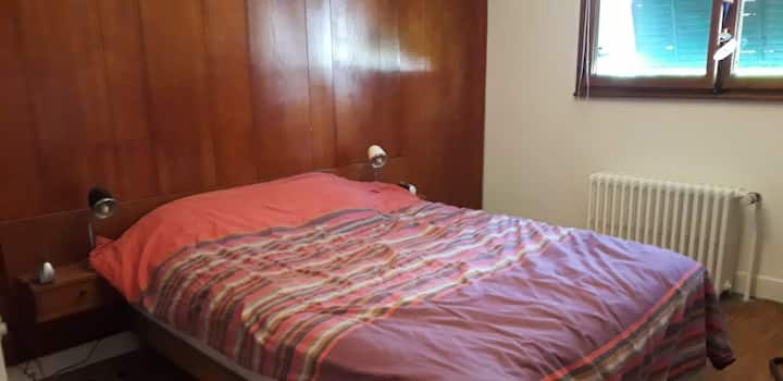 卧室1楼，有1张双人床