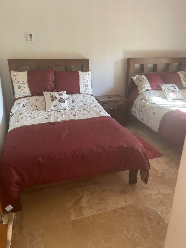 Segundo dormitorio,
dos camas,
baño privado

