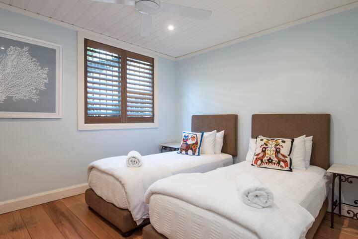5th bedroom. This does not have views to the ocean. It is a very quiet room so it  is very suitable for kids.
By request and at extra charge, the  beds can be configured together  to make a king.