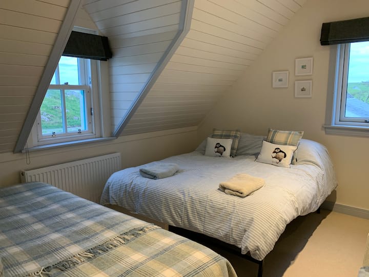 ของตกแต่งสองชั้นด้วยเตียงคิงไซส์