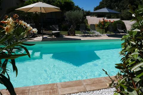 Quiet villa and swimming pool close to the garigue
