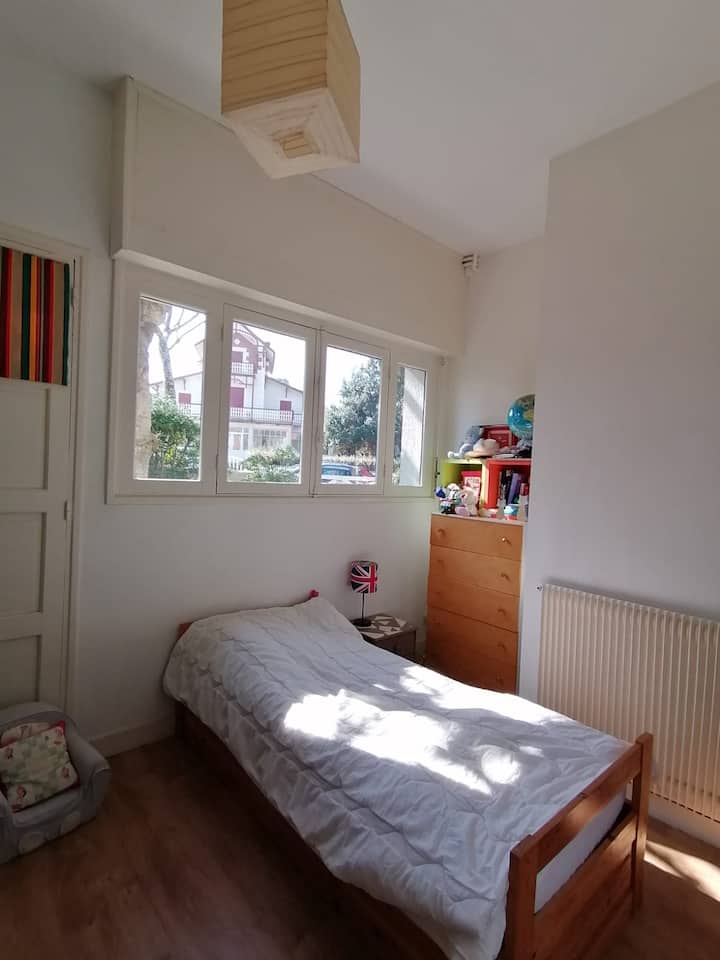 ห้องนอนชั้นล่างมีเตียงเลื่อน 2 เตียง 0.80/1 .90