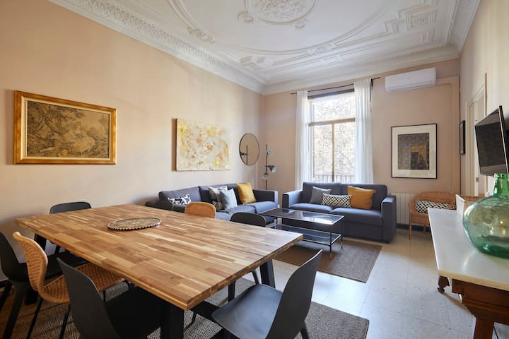 Huge Modernist Apartment Arc de Triomf.