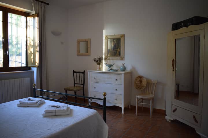 Other details of the double bedroom. Most of the furniture and furnishings are antique.