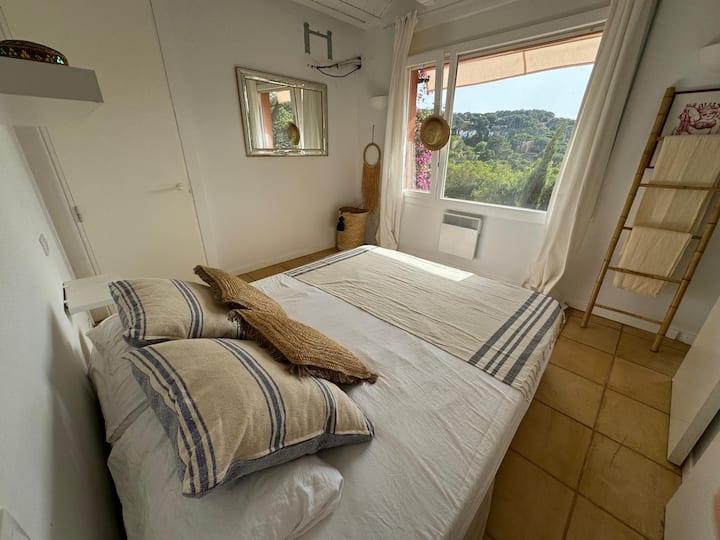 Chumba cha kulala cha 2 kitanda cha malkia kilicho na bafu, choo na bafu la kujitegemea + Chumba cha kuvaa + Kiyoyozi na kipofu cha ndani na nje, mlango wa dirisha unaotoa ufikiaji wa moja kwa moja wa bustani na bwawa la kuogelea