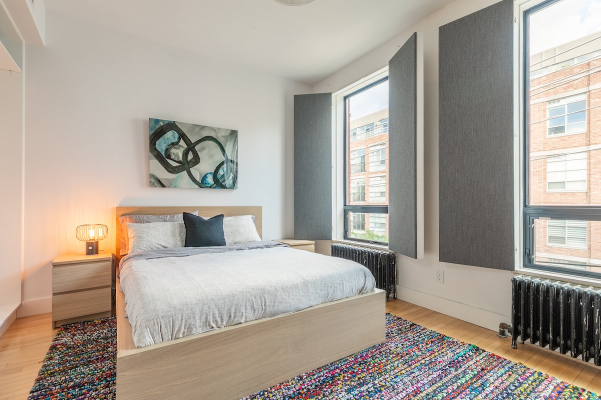 Zweites Schlafzimmer im 2. Stock mit dicken Fensterverkleidungen, um Lärm und Licht zu vermeiden