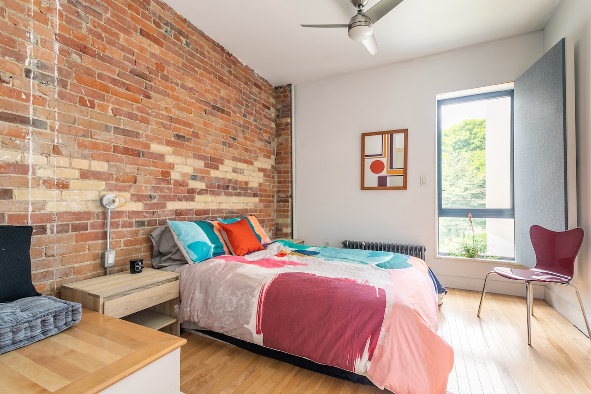 Erstes Schlafzimmer im 1. Stock, nach hinten gerichtet. Beachte, dass die Ansicht zum Laneway-Haus gewechselt hat. 