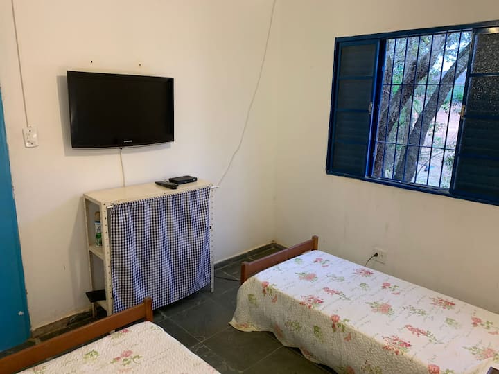 อีกมุมหนึ่งของห้องนอน 2 ซึ่งตอนนี้มีเตียงคู่ไม่ใช่เตียงเดี่ยว 2 หลัง 