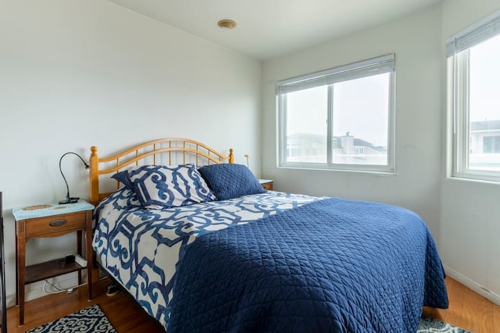 Room, Bath, Garage in Mission Beach.
