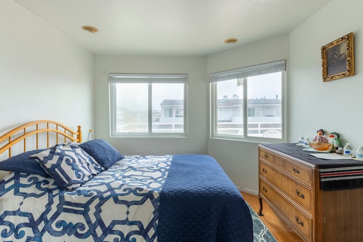 Room, Bath, Garage in Mission Beach.