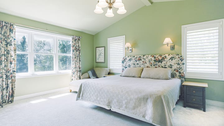 Mafungo makubwa ya msingi yenye kitanda cha King, eneo tofauti la kubadilisha, kabati zake na beseni la jakuzi, na dirisha kubwa juu ya bwawa na vista.  Madirisha kwa pande 3.