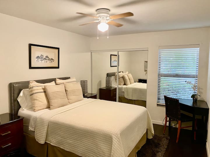Segundo dormitorio con cama tamaño queen.