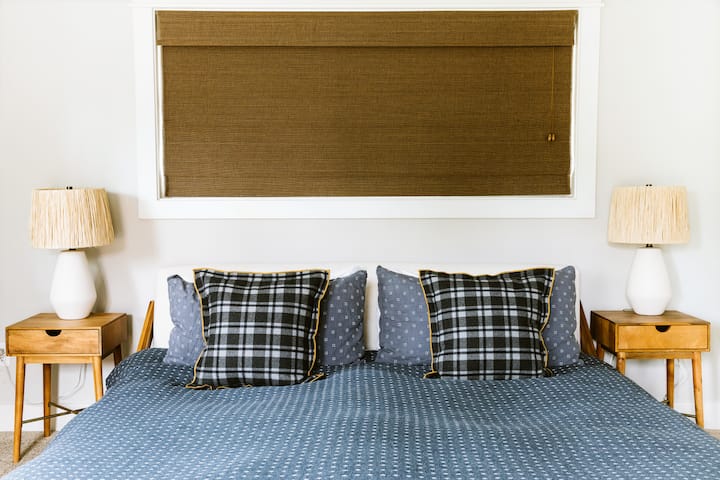 主卧配有加大双人床有机床垫和降落伞床上用品。 房间里有一张桌子，提供专用的工作空间。 整套房源还提供高速无线网络。