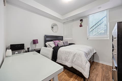 Top Airbnb: One Bedroom Yorkdale Gem in York Centre