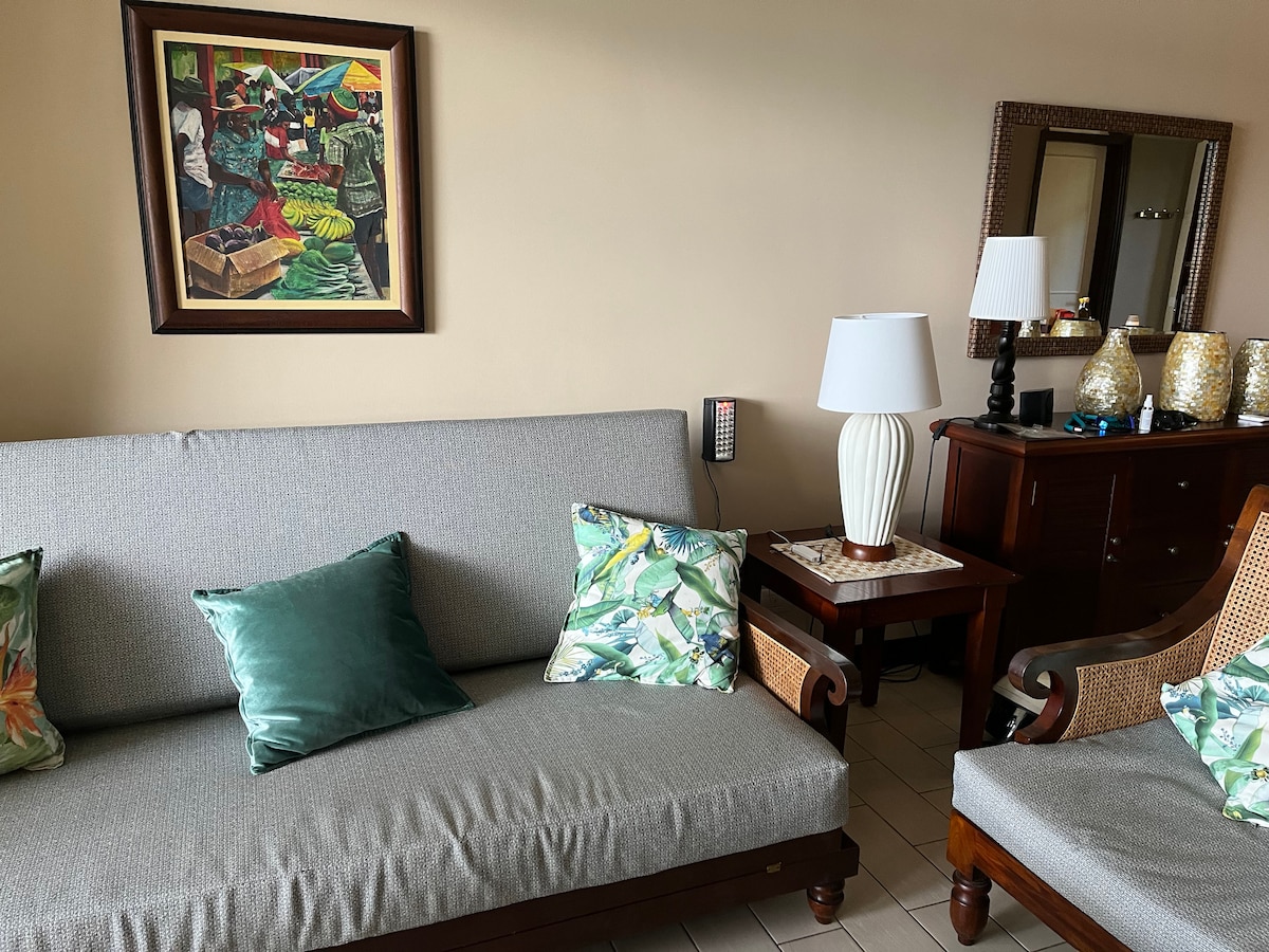 Покривките в салона са наскоро сменени, а диванът за спане служи като допълнително легло, когато е необходимо.