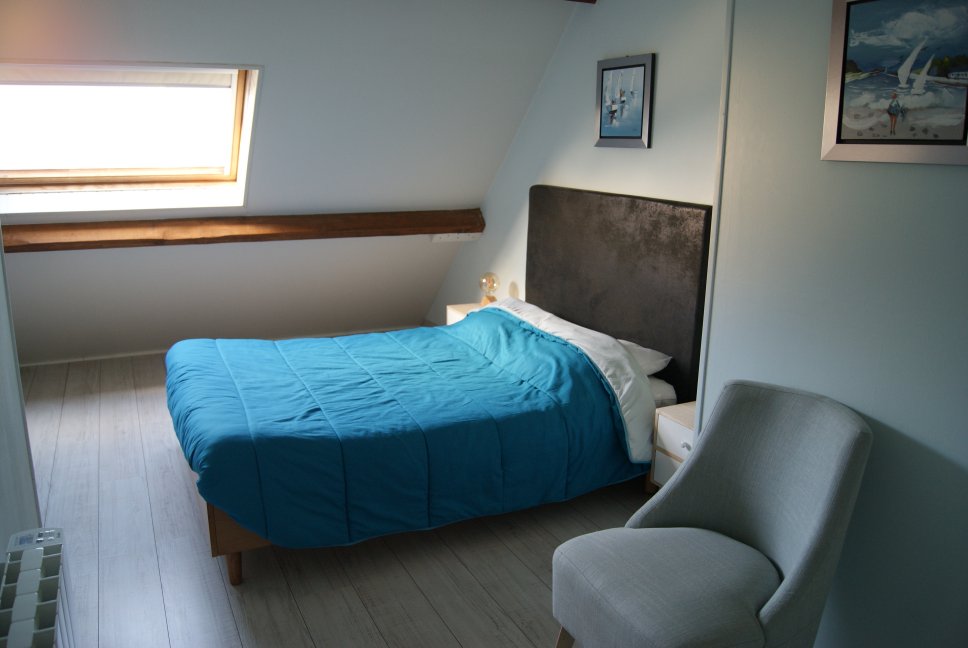 Habitación con cama de 140 en el piso de arriba