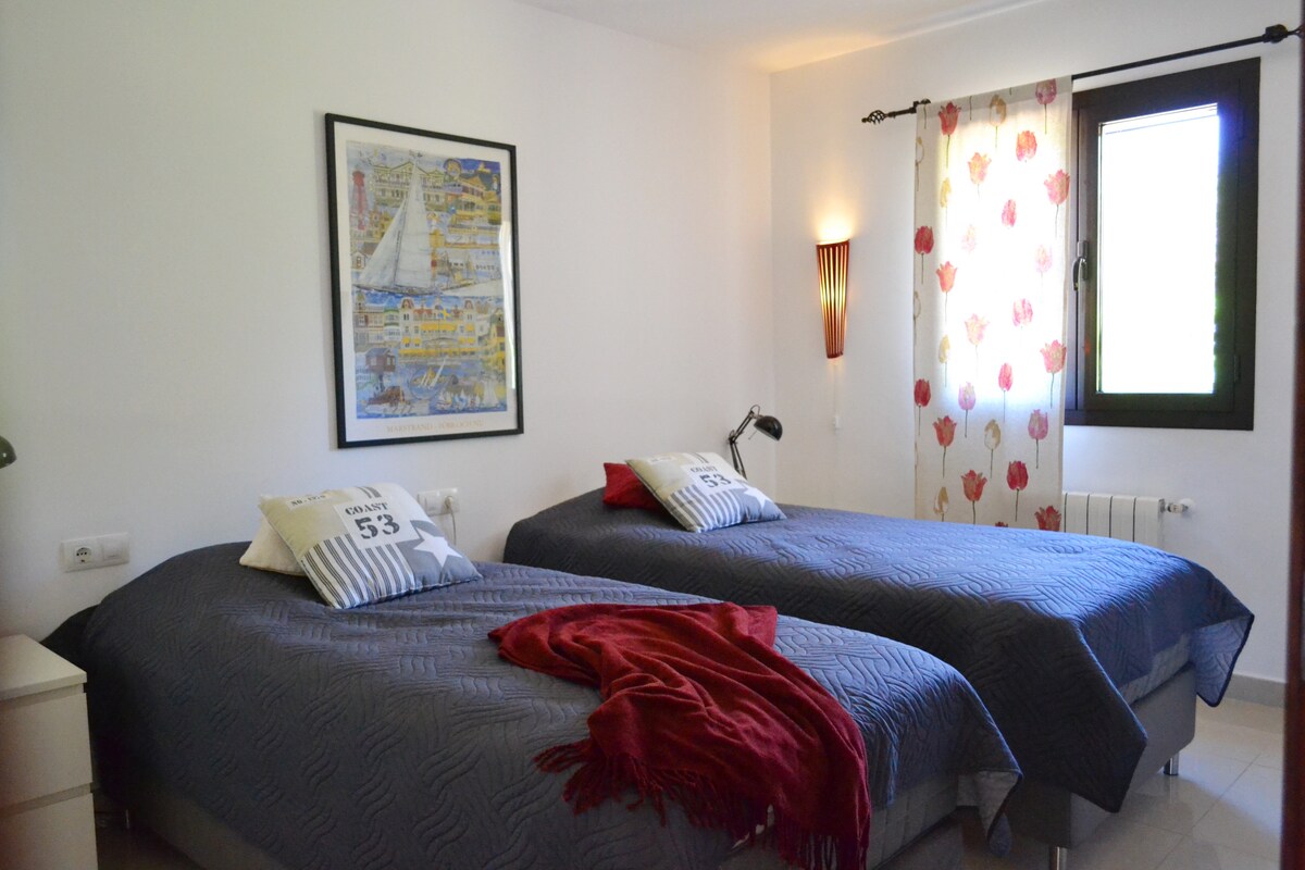 ห้องนอน 2 พร้อมเตียงเดี่ยวสองเตียง