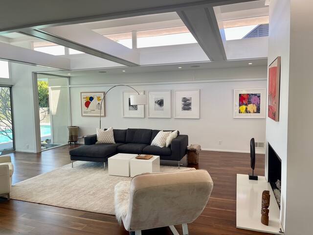 Beautiful mid century modern in the Hills gallery image 4
