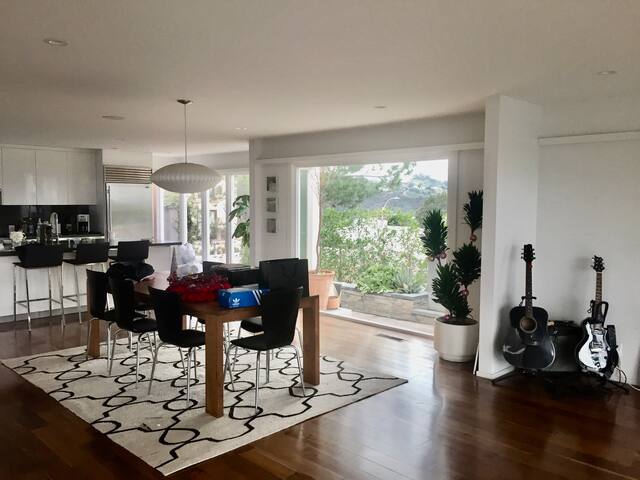 Beautiful mid century modern in the Hills gallery image 5