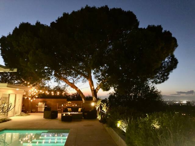 Beautiful mid century modern in the Hills gallery image 2