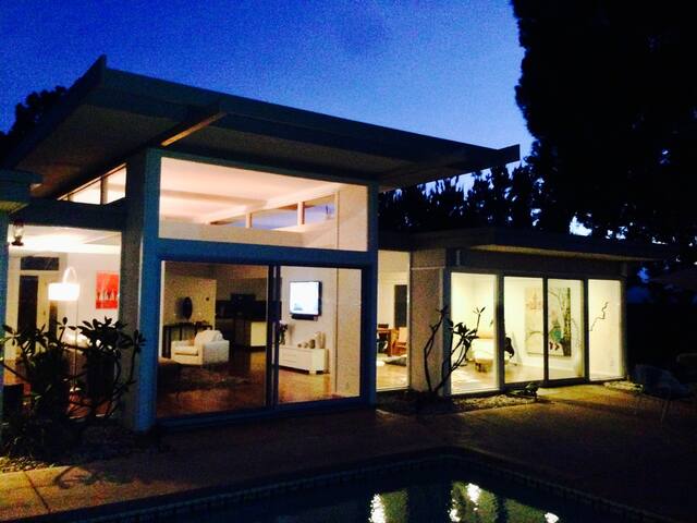 Beautiful mid century modern in the Hills gallery image 3
