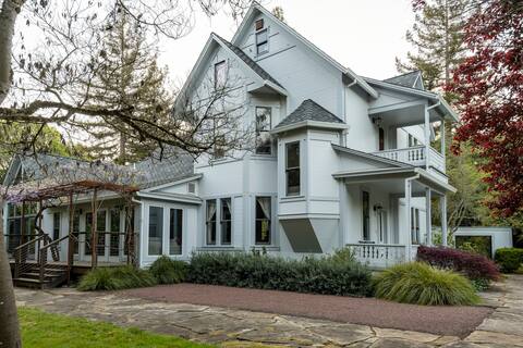 Historic Victorian house/garden with vineyard/pool