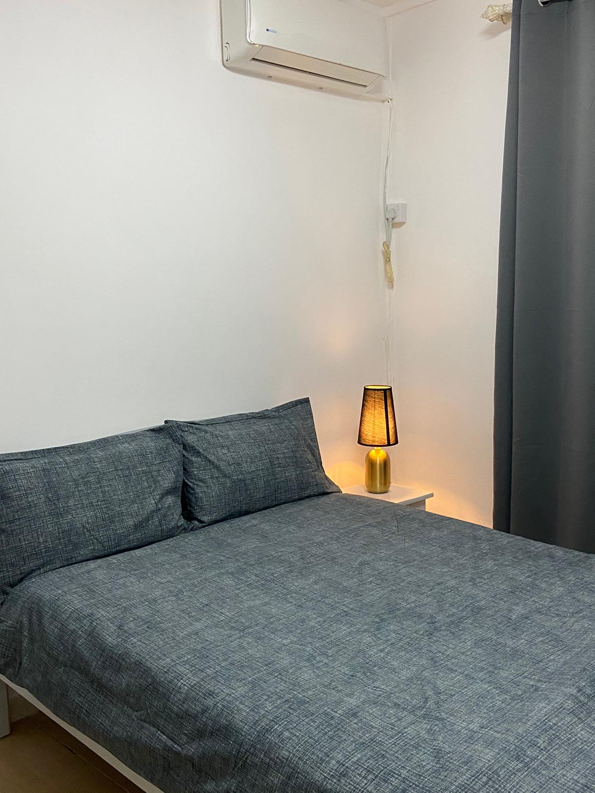 חדר שינה 2. מגיע עם מיטה זוגית, שטח אחסון, מיזוג אוויר וחלון הפונה מערבה לנכס. 