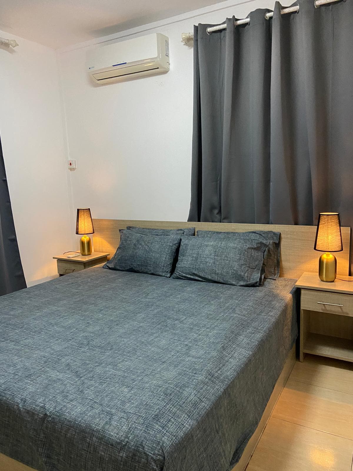 חדר שינה 1. מגיע עם מיטת קינג סייז, שטח אחסון, מיזוג אוויר וחלון הפונה מערבה של הנכס 
 