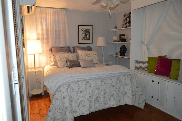 תיהנו ממיטה נוחה בגודל קווין סייז. כיסויי מיטה, זיופים וכו 'נשטפים לאחר שכל אורח מבקר בבית פרגוסון. החדר הזה כולל מושב חלון עם אמנות יפה וספרים.