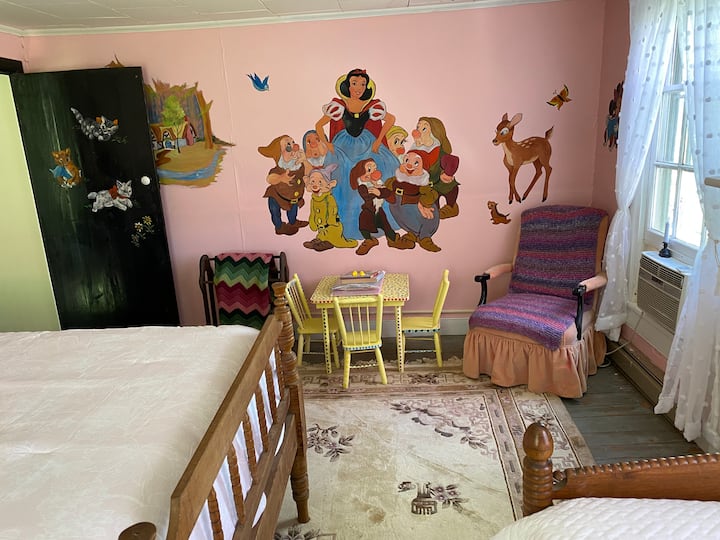 בתחילת שנות ה -50 של המאה ה -20 צויר חדר הילדים הזה עבור ילדי משפחת קרטר על ידי אמם, אדית פרגוסון קרטר. אם תסתכלו מקרוב על הציורים, תוכלו לראות טביעות אצבעות קטנות שנגעו בצבע לפני שהתייבש.