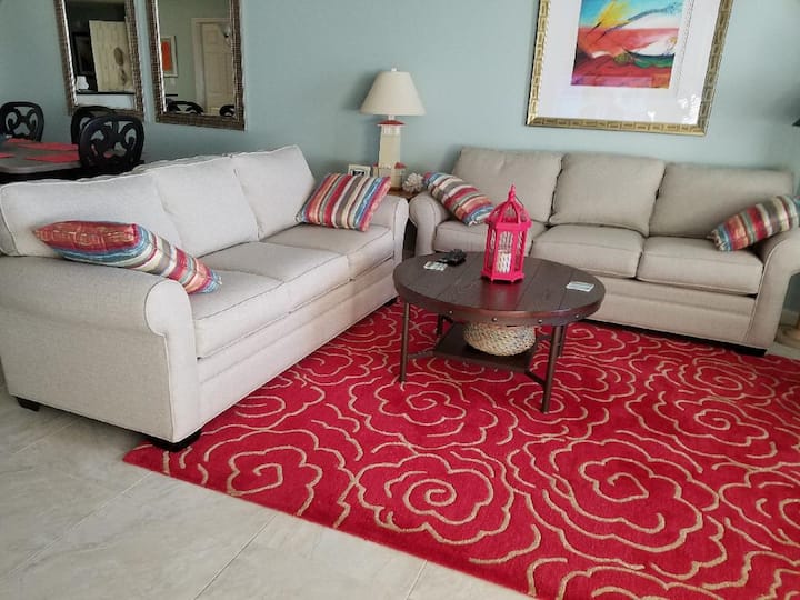 סלון גדול עם ספה נפתחת