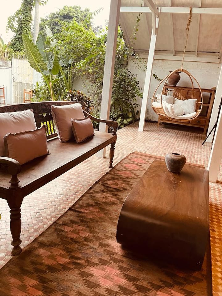 Spacious Balinese villa w/ large pool & garden