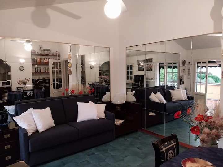 ทางเข้าห้องนั่งเล่นจากระเบียงหลักไปทางทิศใต้